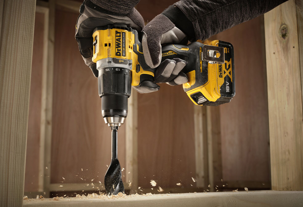 Απεικονίζεται χρήση του εργαλείου σε ξύλο.